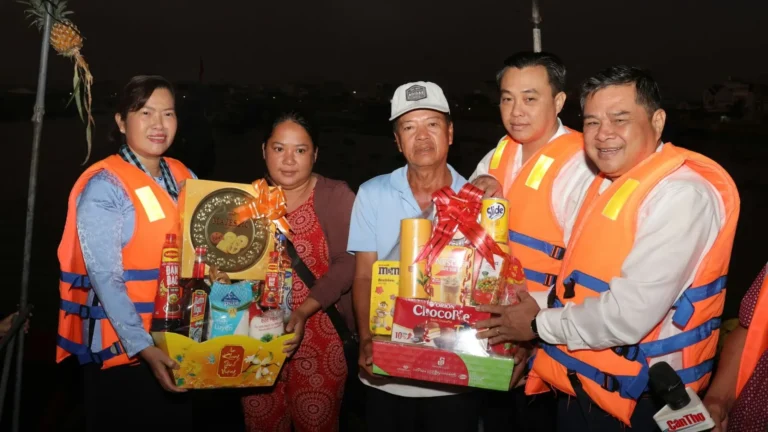 Mekong Smile volunteers distributing Tet gifts at Cai Rang Floating Market in Can Tho at night
