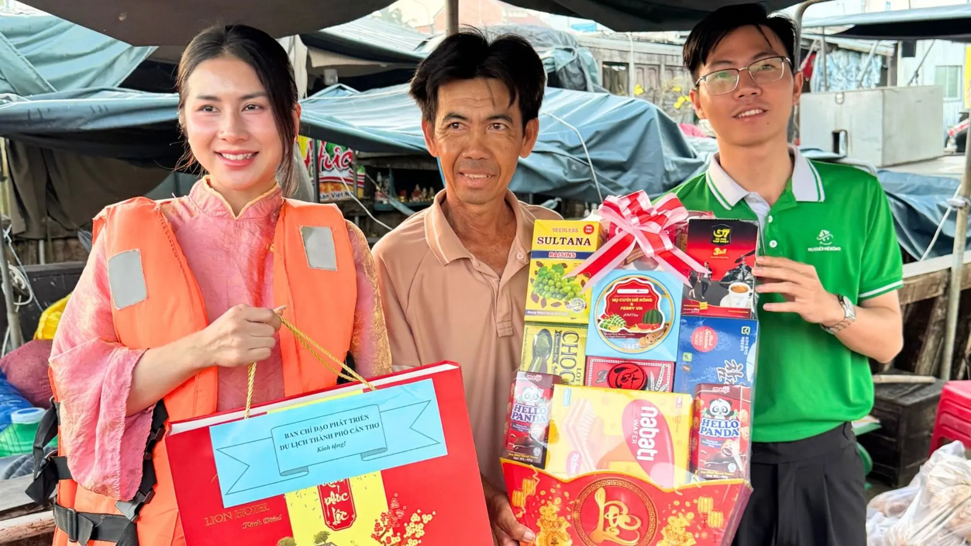 Mekong Smile Brings Spring to Cai Rang Floating Market project bringing Tet gifts to Can Tho locals
