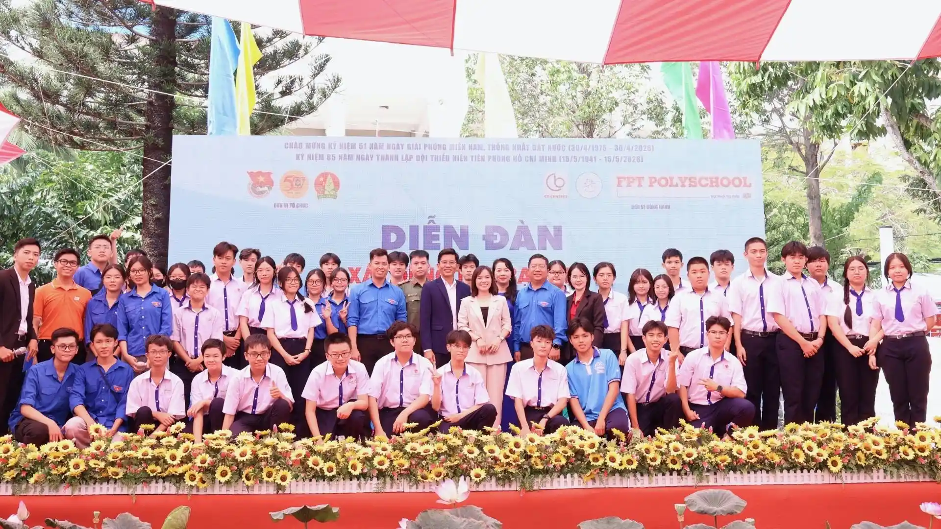 Large group photo at the Building Beautiful Friendships community project