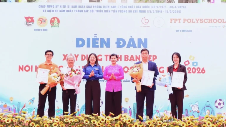 Mekong Smile representative receiving a certificate at the Building Beautiful Friendships forum