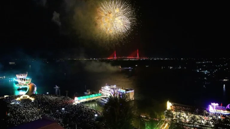 Drone show and fireworks over Ninh Kieu Wharf