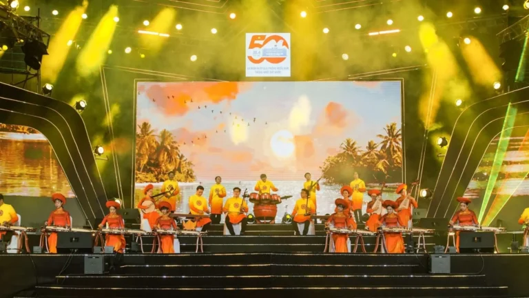 Night art performances at Song Hau Park