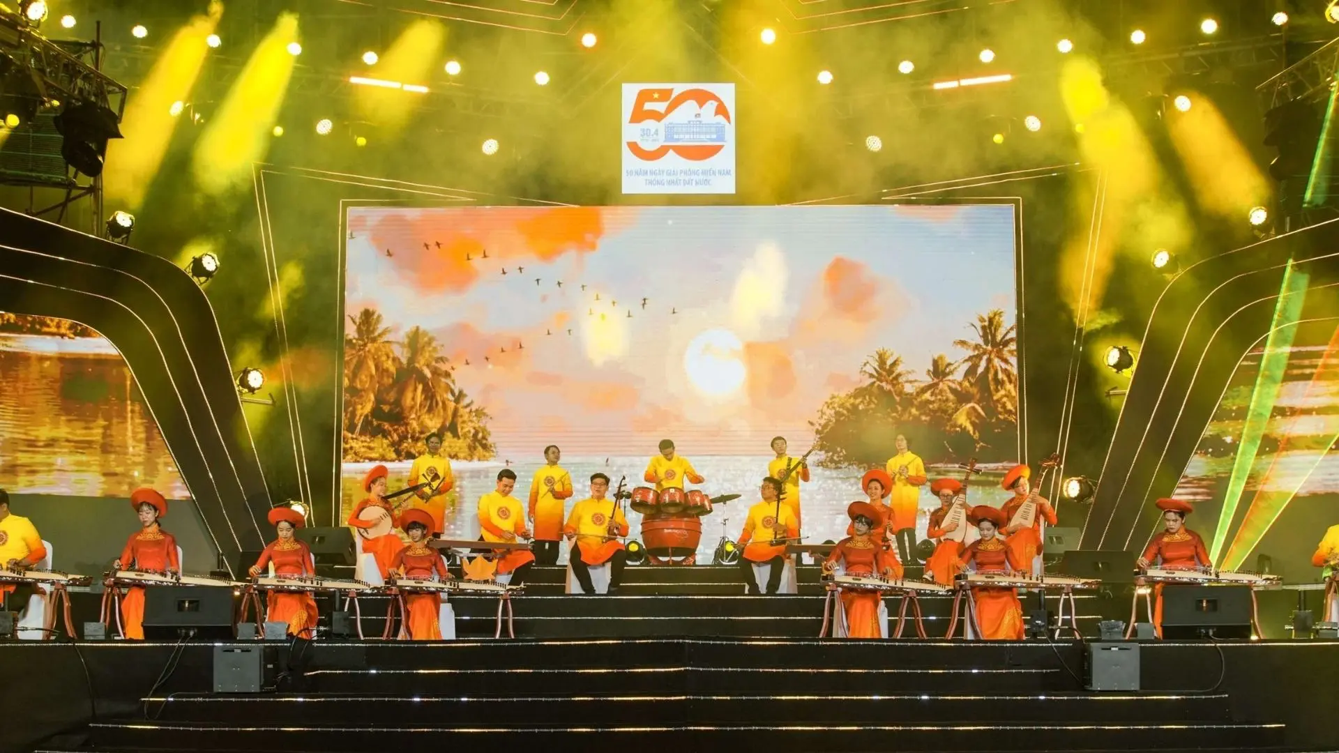 Night art performances at Song Hau Park