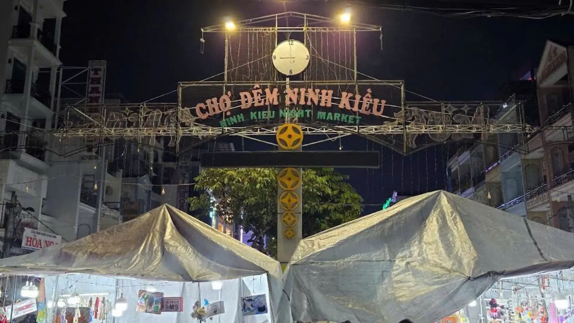 Entrance of Can Tho Night Market at night
