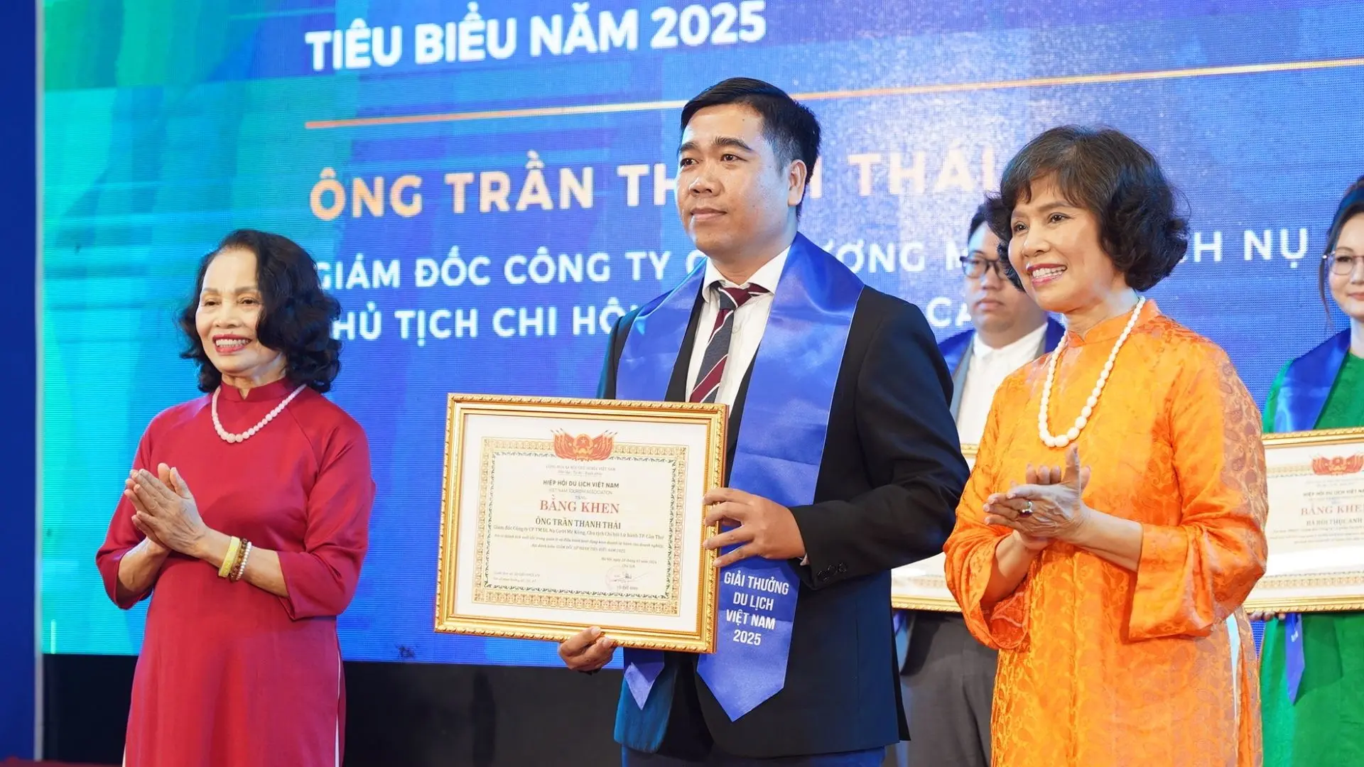 Close-up of CEO Tran Thanh Thai with his Outstanding Travel Leader certificate at the VITM Hanoi event