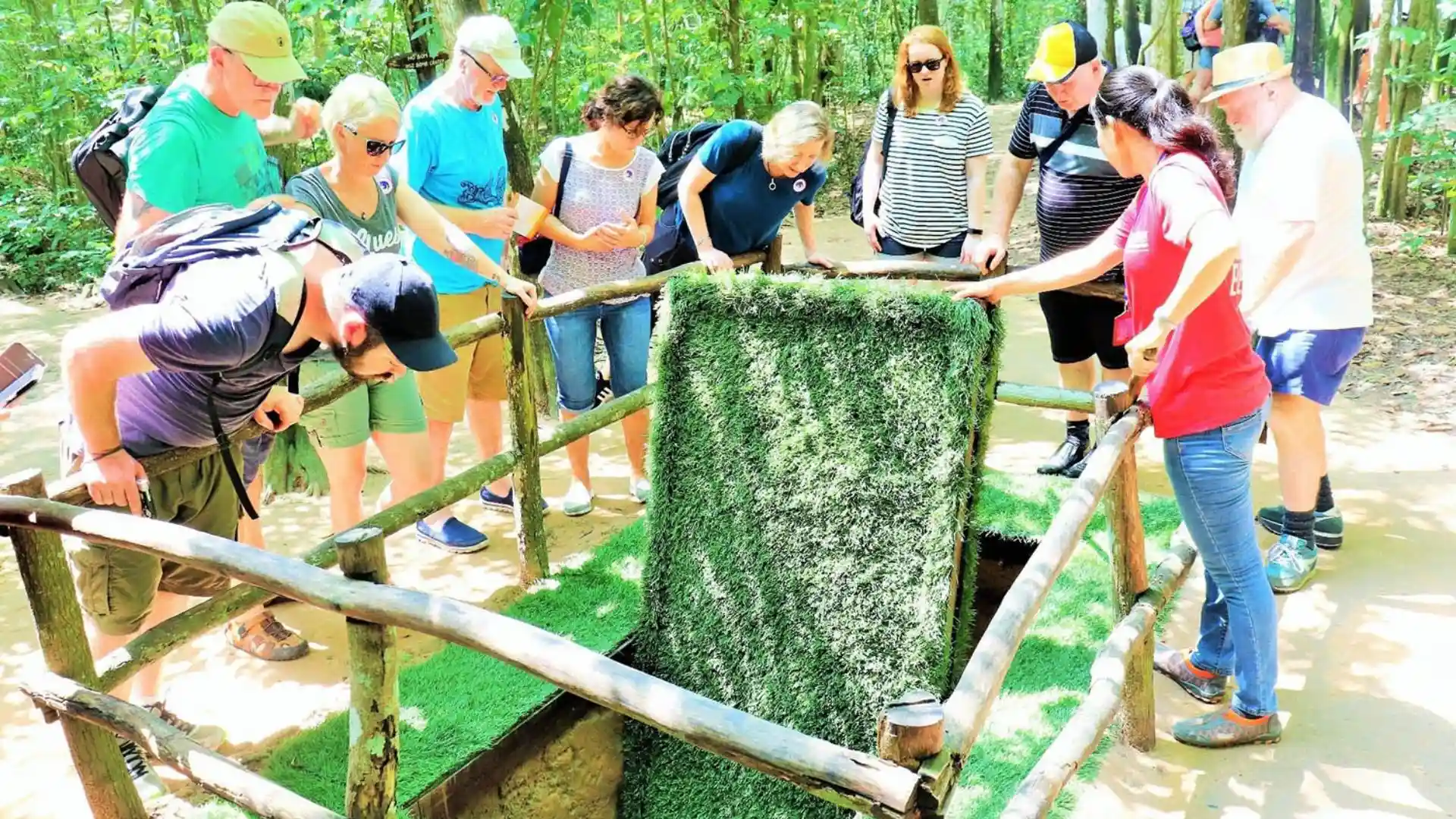 Display of a wooden spike booby trap (bàn lật chông) mechanism.