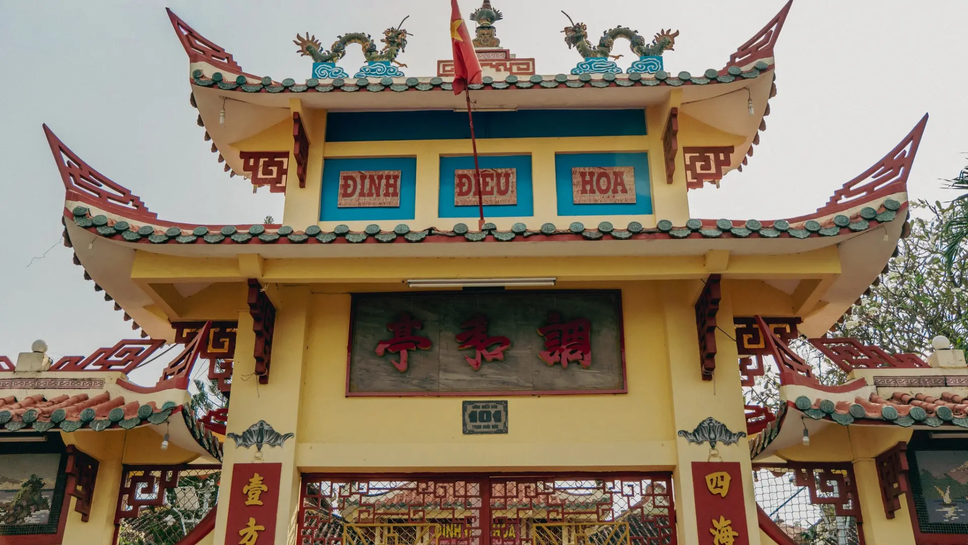 Traditional entrance gate of Dieu Hoa Temple
