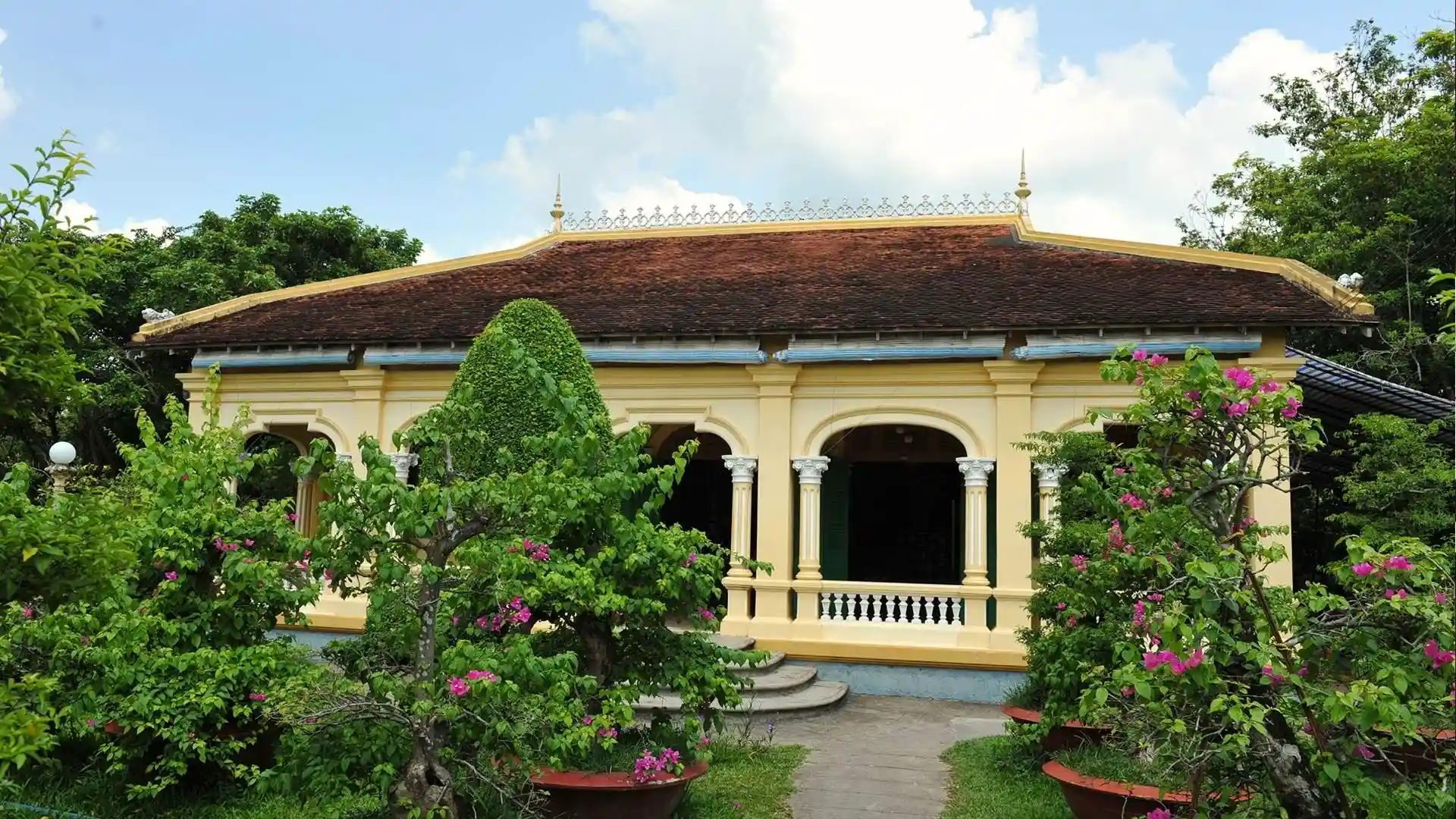 Mekong Smile Dong Hoa Hiep Ancient Village Ba Duc house garden with tropical scenery
