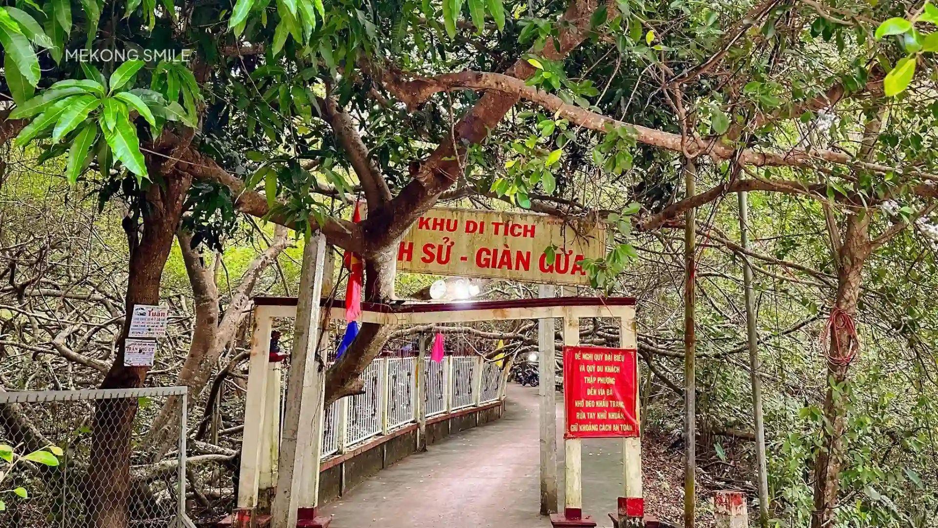 Entrance gate to Gian Gua Relic