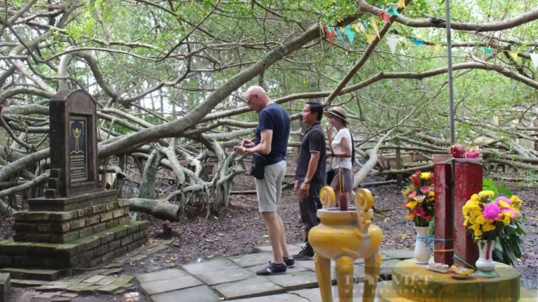 Tourists exploring Gian Gua Relic
