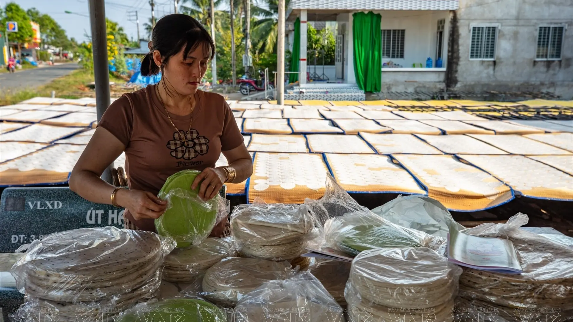 Son Doc Puff Rice Paper Village: Ben Tre’s Coconut Craft Heritage 159 local vendor selling Son Doc puff rice paper to visitors at market stall