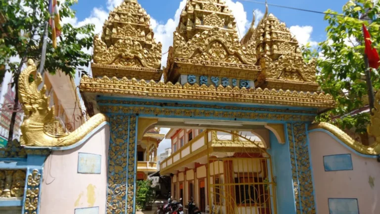 Ornate entrance gate of Munir Ansay Pagoda