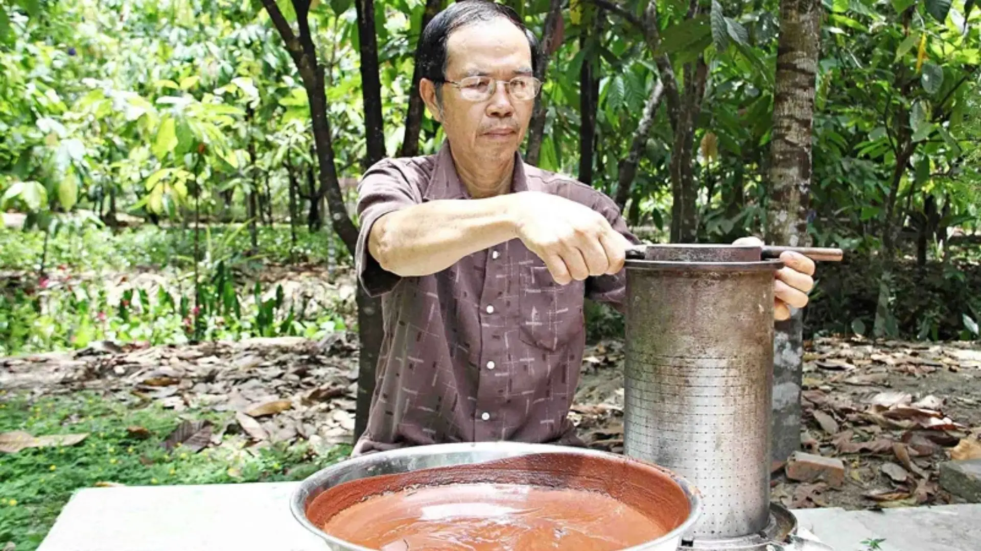 Preparing cacao products using traditional methods