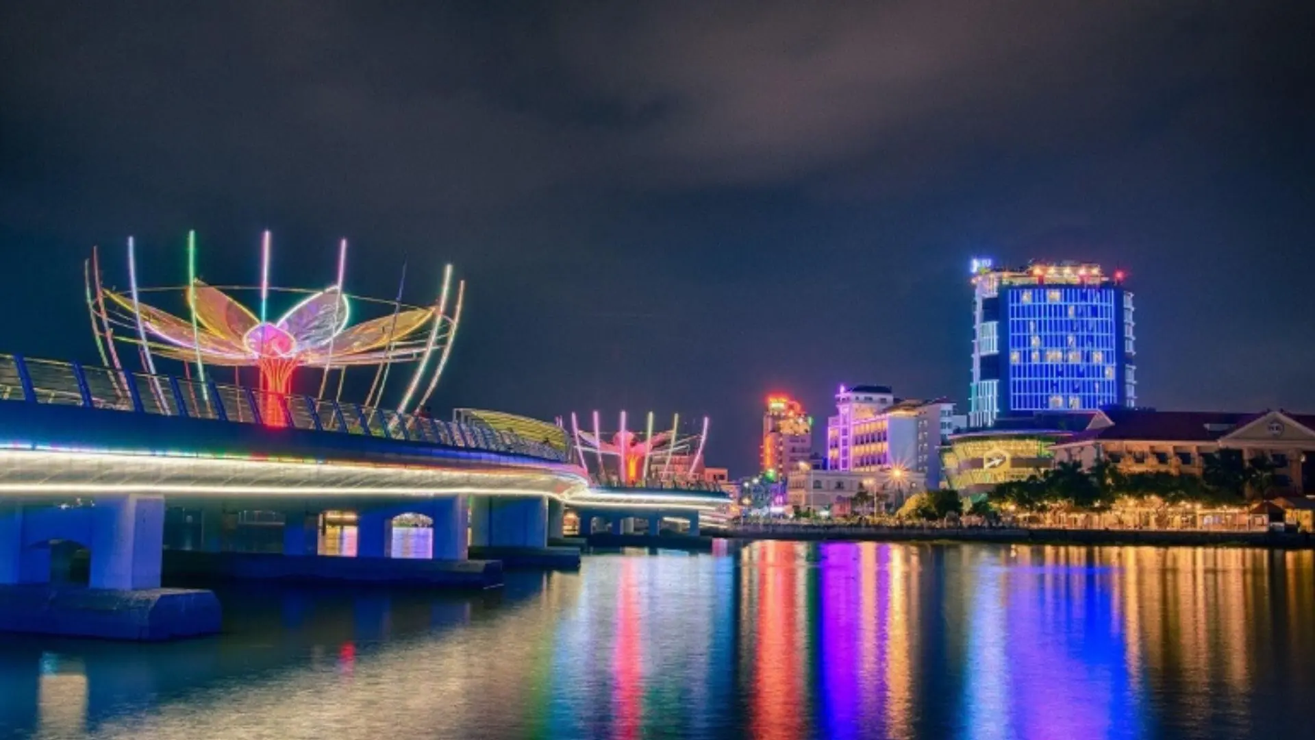 Ninh Kieu Wharf: The Heart & Soul of the Mekong Delta 283 Colorful pedestrian bridge at Ninh Kieu Wharf at night