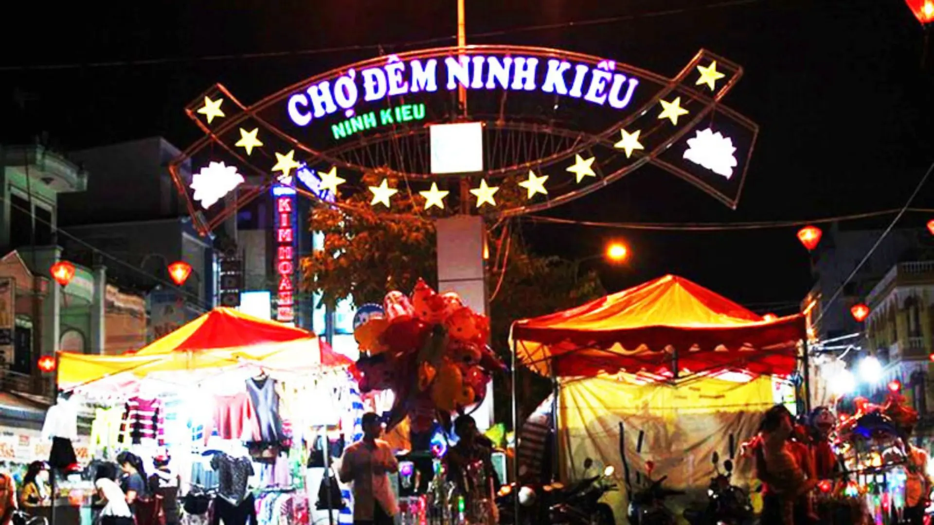 Ninh Kieu Wharf: The Heart & Soul of the Mekong Delta 285 Ninh Kieu night market entrance with lively stalls