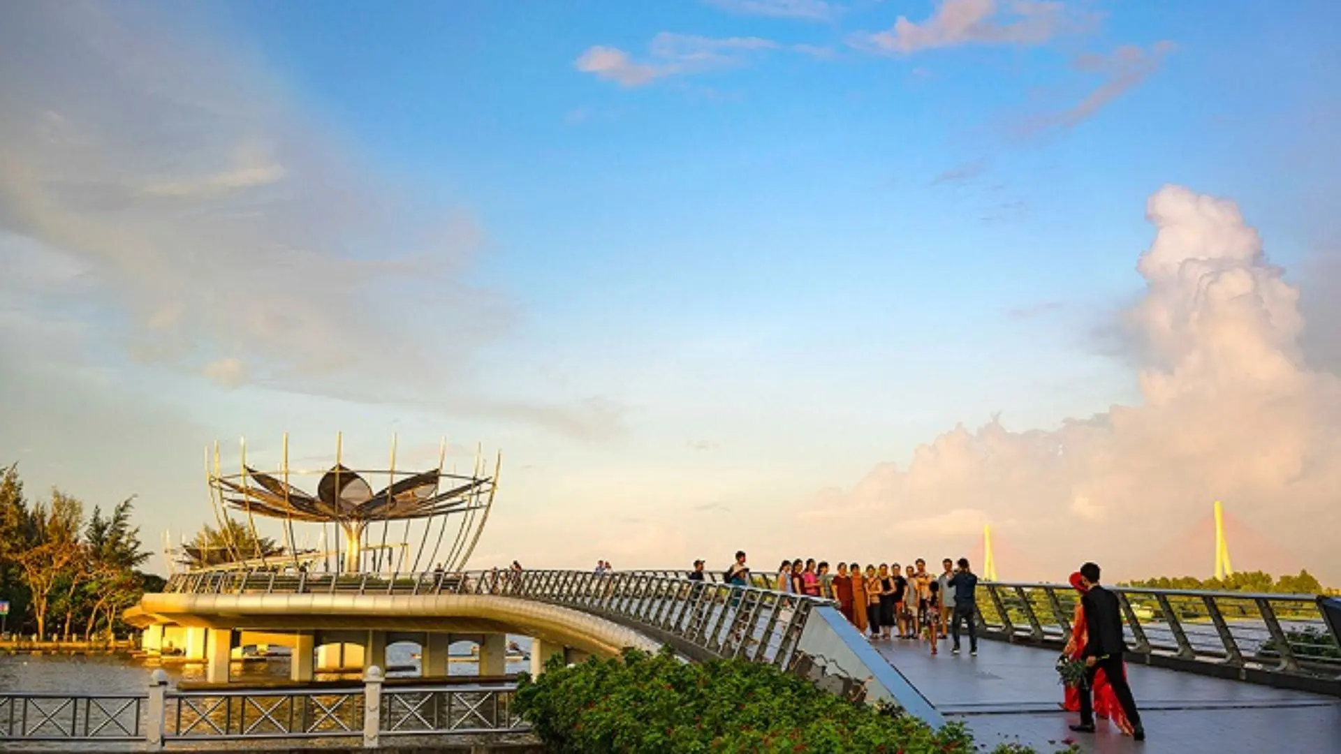 Ninh Kieu Wharf: The Heart & Soul of the Mekong Delta 287 Sunset view at Ninh Kieu Wharf with people walking