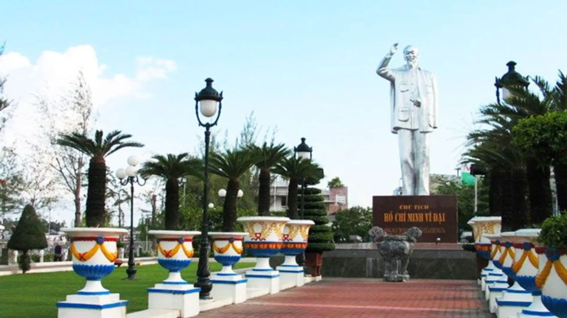 Ninh Kieu Wharf: The Heart & Soul of the Mekong Delta 284 Statue of Uncle Ho at Ninh Kieu Wharf park