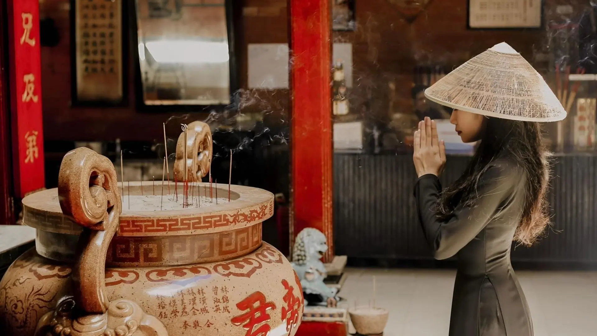 Visitor praying at Ong Temple