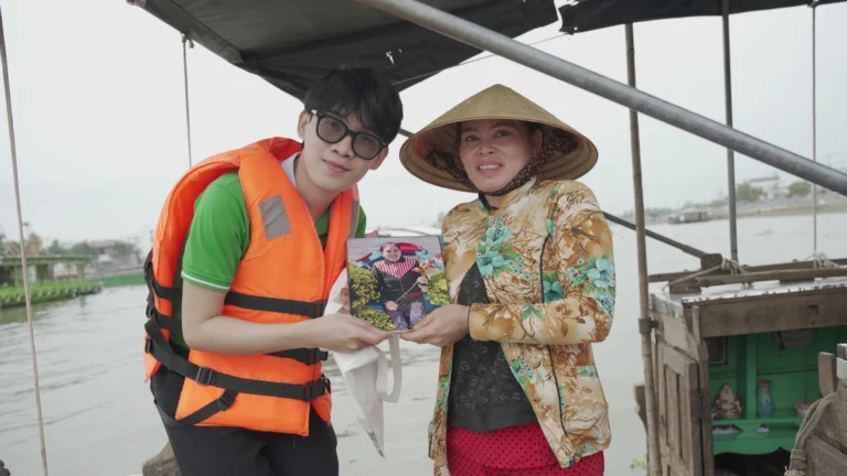 Mekong Smile team organizes CSR campaign at Cai Rang Floating Market, delivering Tet gifts and smiles to local vendors