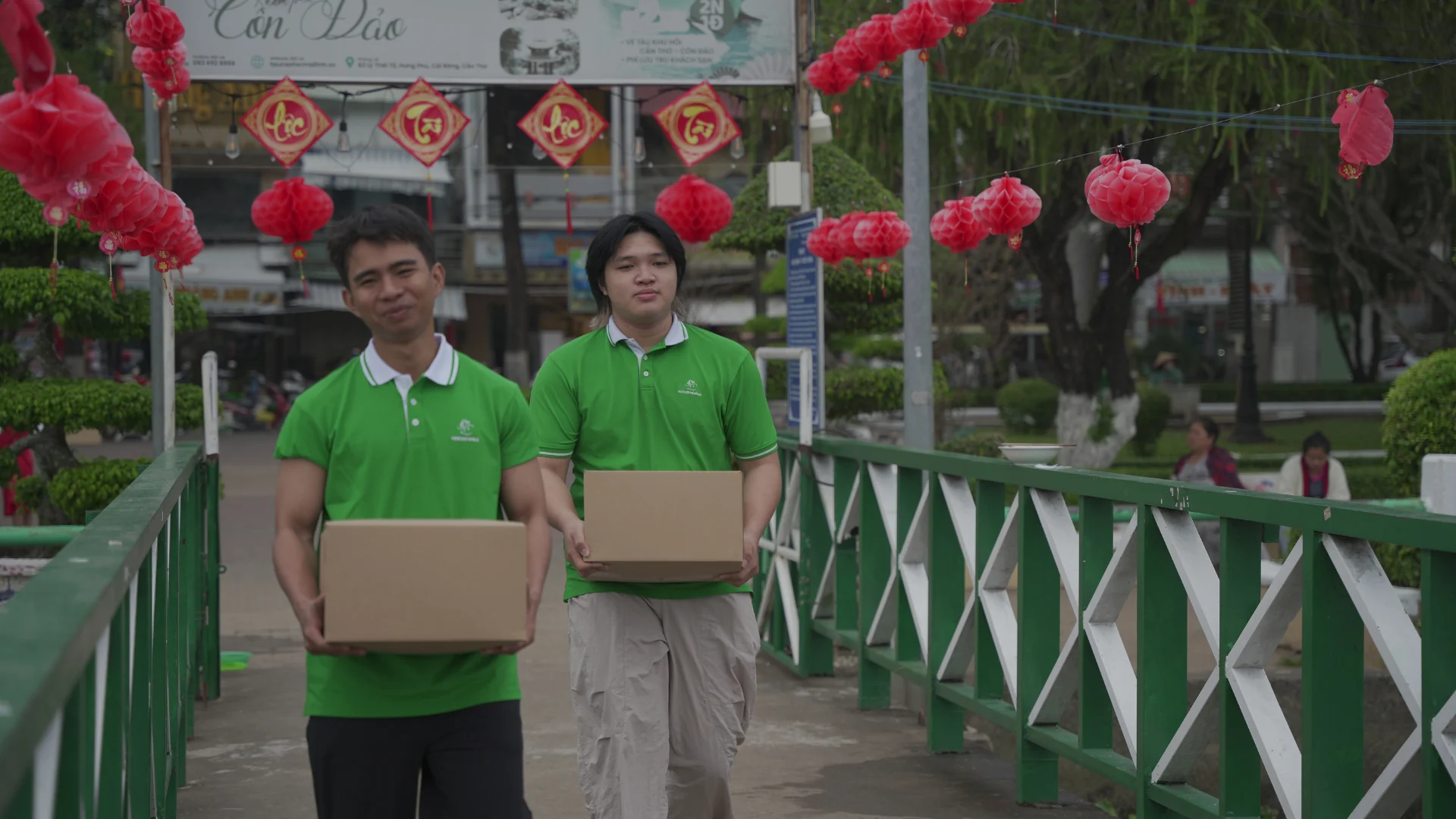 Cai Rang Floating Market CSR Campaign: "Celebrating Tet on the River" 2025 9 Mekong Smile team preparing Tet gifts for Cai Rang vendors