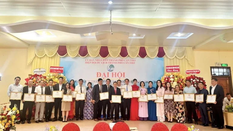 Mekong Smile receiving an official appointment certificate from the Can Tho Tourism Association during the regional event