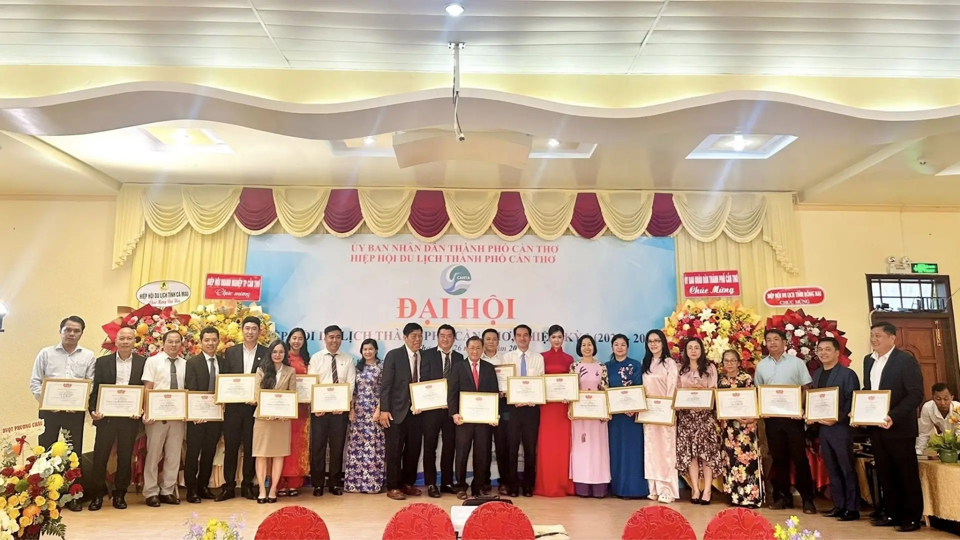 Mekong Smile receiving an official appointment certificate from the Can Tho Tourism Association during the regional event