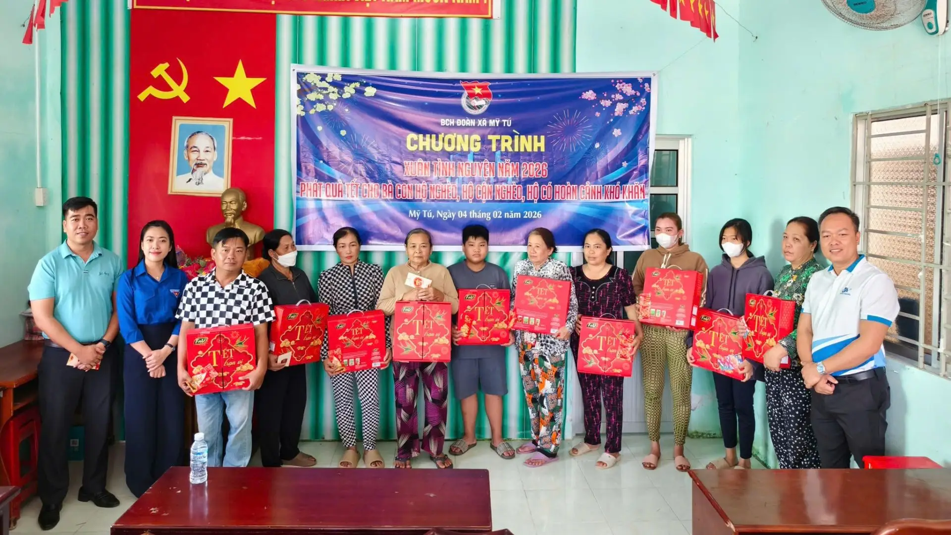 Group photo of disadvantaged families receiving Tet gifts at Tet of Love 2026 in the Mekong Delta