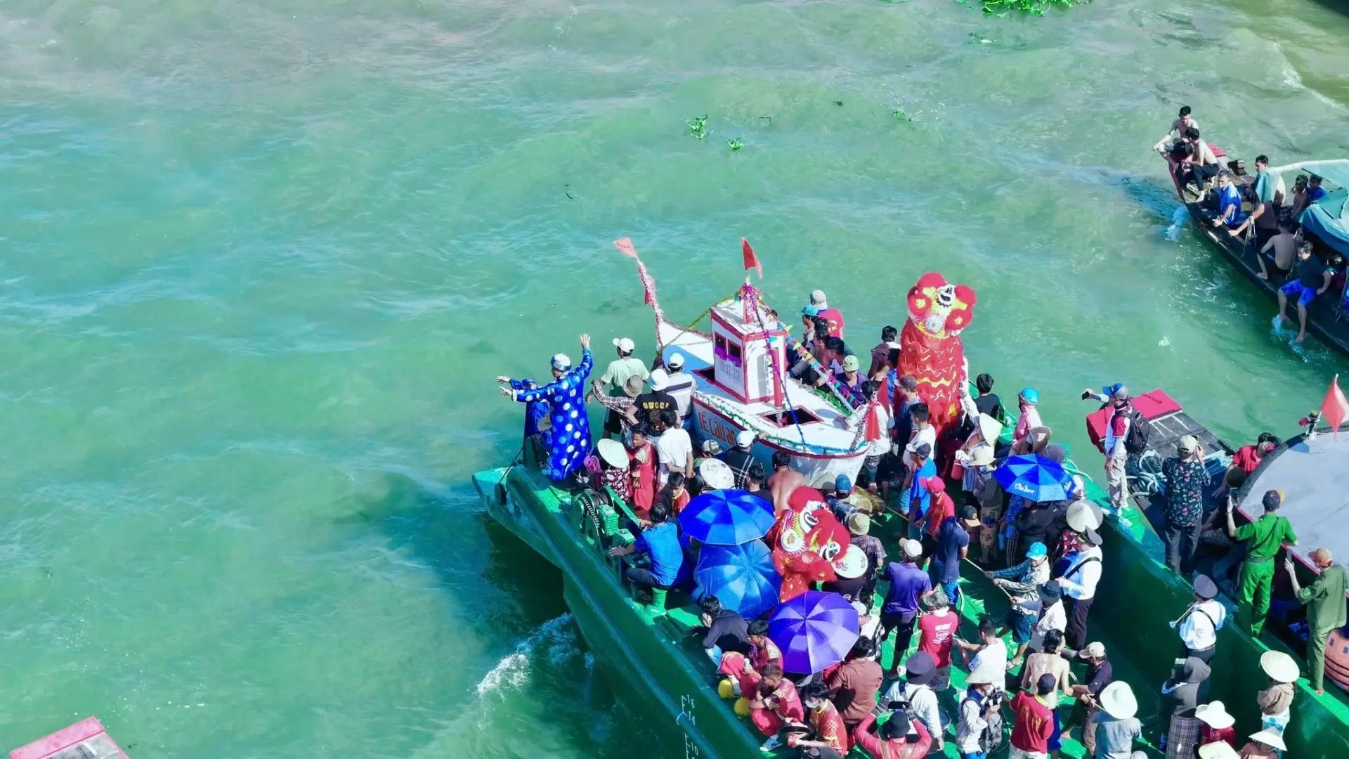 Mekong Smile Participate in the Tong Phong Festival in Can Tho 8 Decorated boat carrying participants in traditional attire during Tong Phong Festival on the river in Can Tho