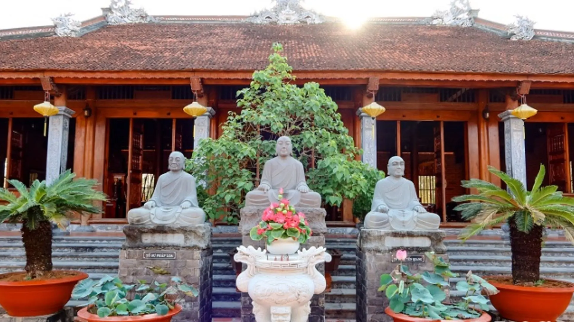 Inside the main hall is sacred and solemn.