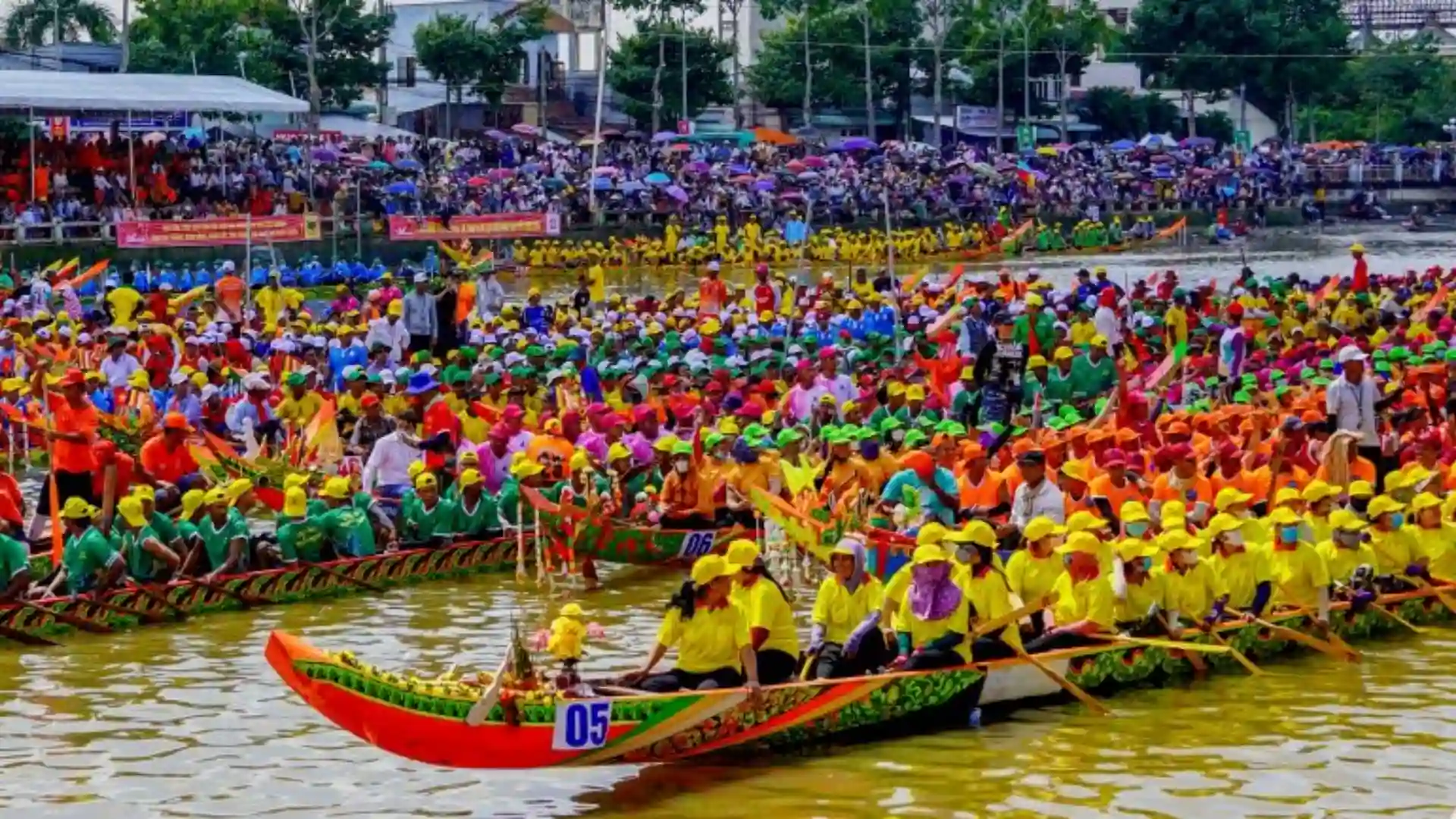 Ooc Om Boc Festival 2026 in Can Tho: Schedule & Visitor Guide 10 Crowds and Ngo boats during the Ooc Om Boc boat racing event in Can Tho