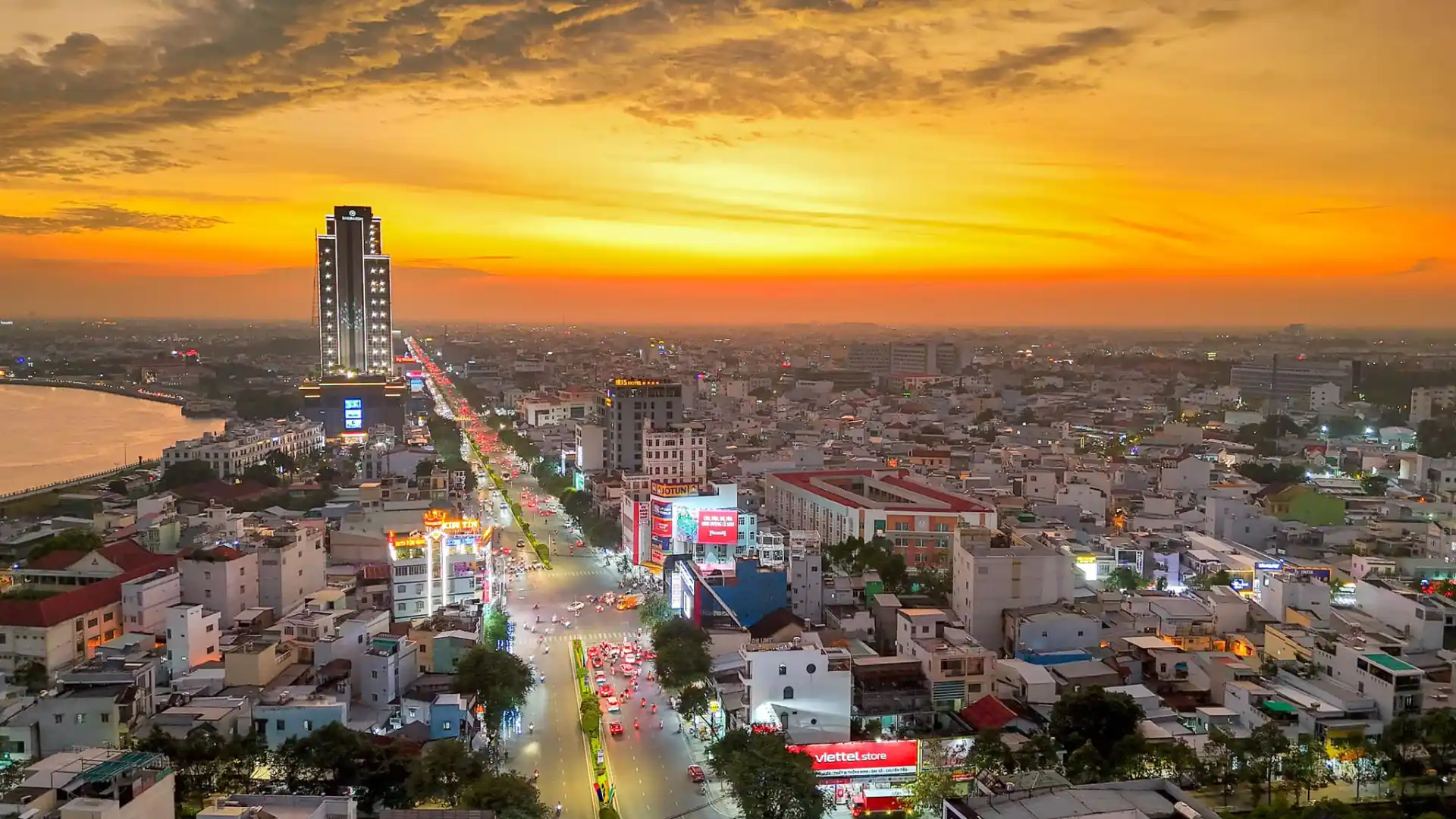 Ninh Kieu District – the bustling tourist hub of Can Tho, filled with riverside cafes, markets, and cultural landmarks