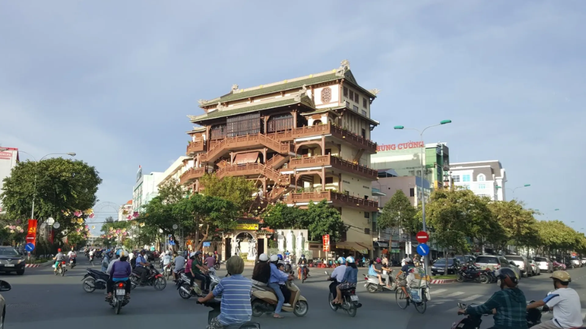 Phat Hoc Pagoda – a serene Buddhist temple in Can Tho, known for its golden Buddha and tranquil atmosphere