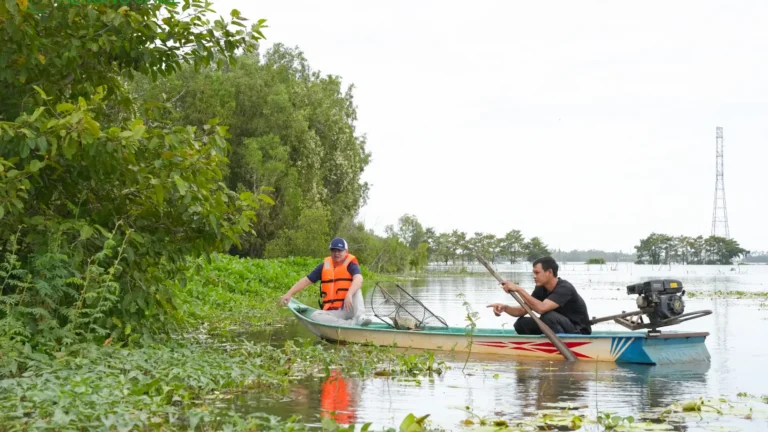 Tourists learning to pluck and arrange water lilies in Chau Doc