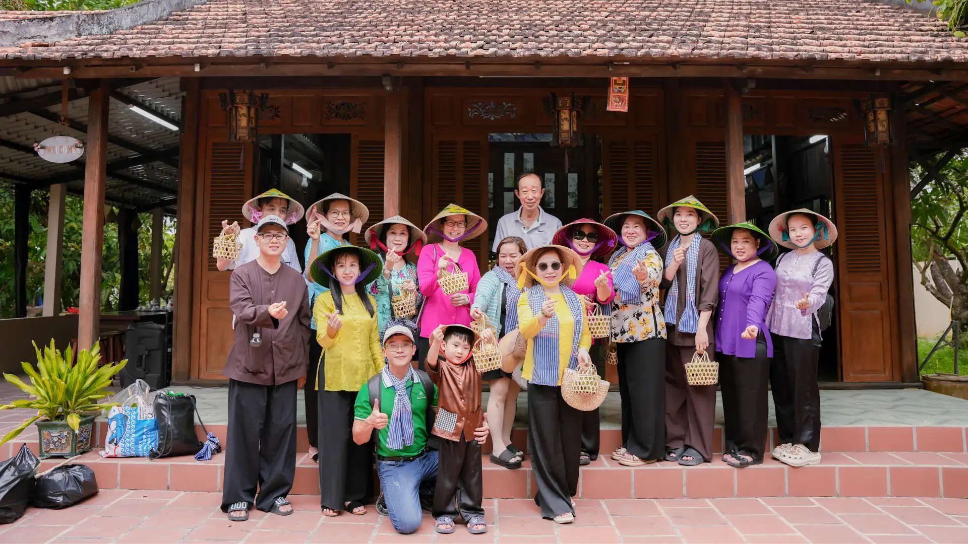 Mekong Smile Leads Digital & Cultural Experience at Can Tho Tourism Conference 2025 7 Tourists experience the traditional death anniversary feast on Son Islet