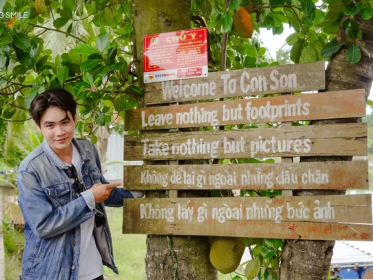 The Son Islet welcome sign, featuring a slogan about environmental protection and sustainable tourism.