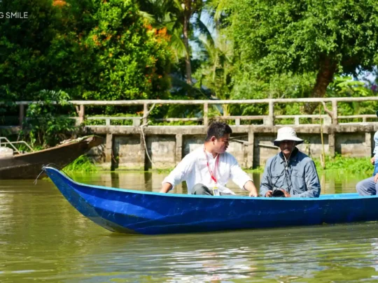 A local guide enthusiastically introducing the forest's flora and fauna to a tour group