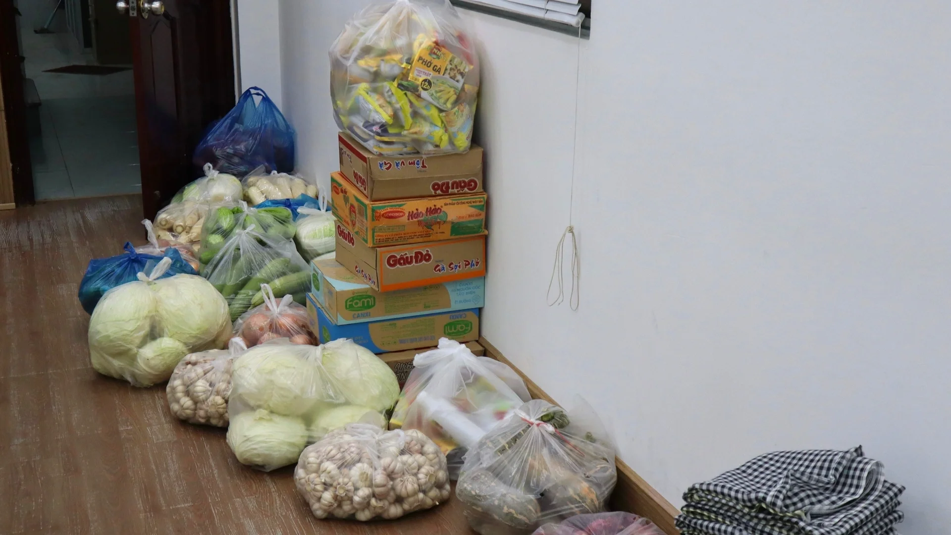 Sowing Smiles team preparing food for community distribution