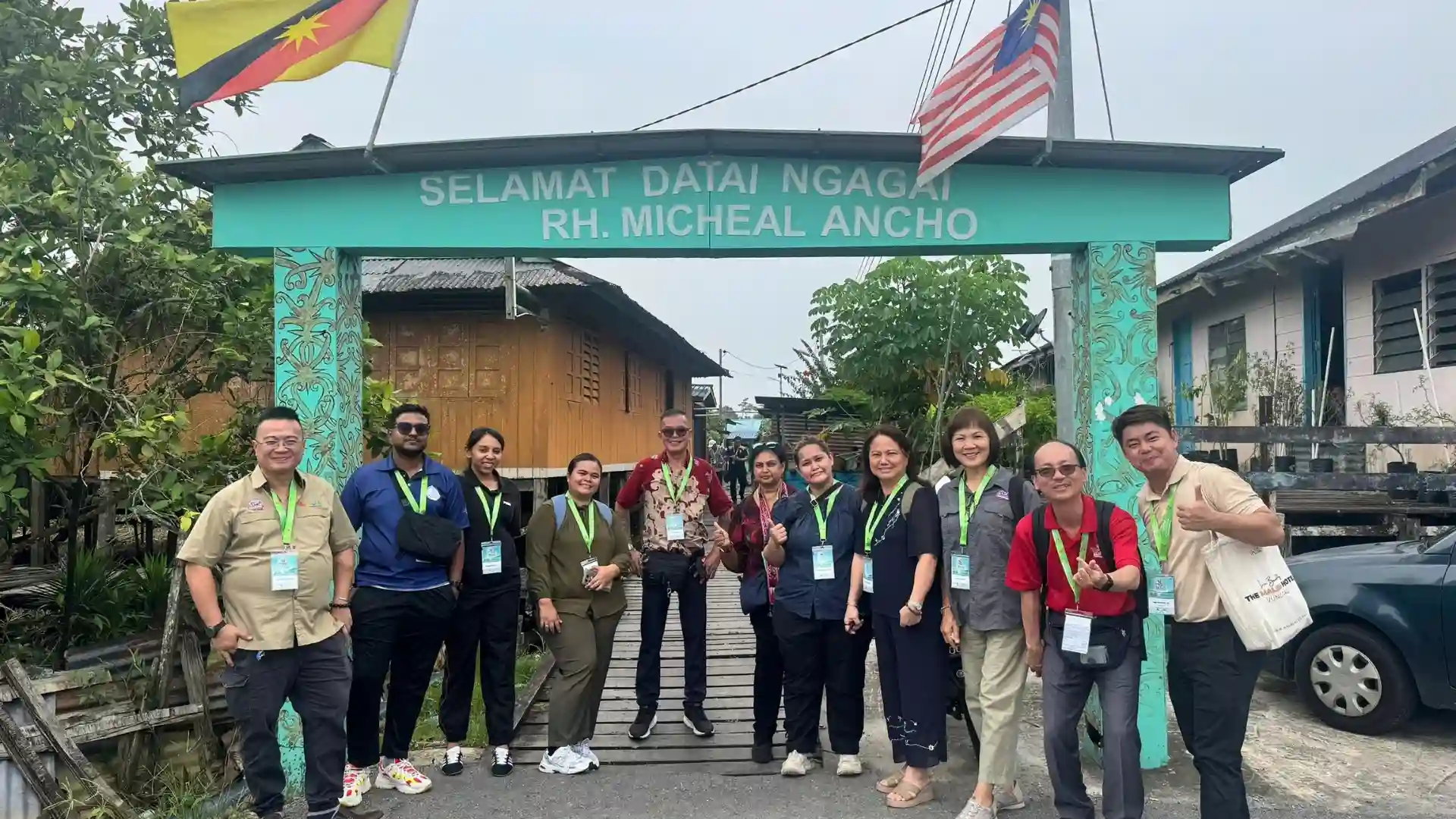 Mekong Smile Joins the 3rd Southeast Asian Tourist Guides Conference 2026 10 Ngô Minh Đức Uy (Jimmy) and a group posing beneath the welcome sign at Rh. Micheal Ancho in Sarawak, Malaysia.
