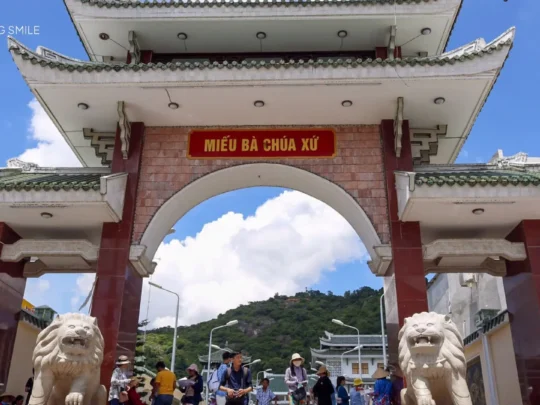The welcome gate of Miếu Bà, with a stunning mountain view in the background