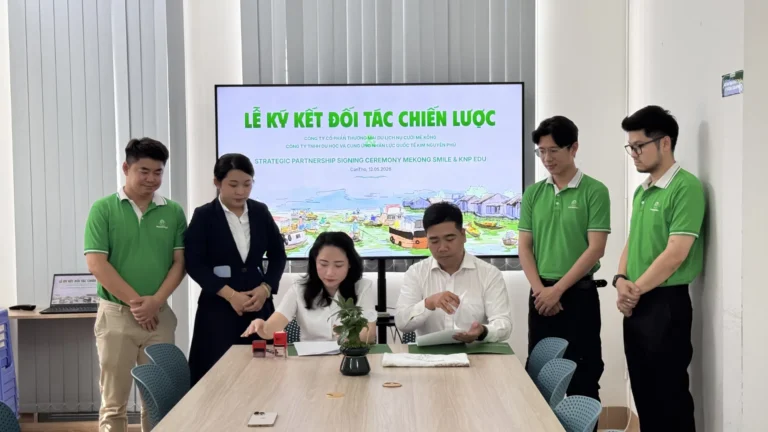 Trần Thanh Thái, Director of Mekong Smile, and Nguyễn Thị Thu, Director of KNP Edu, at the MOU signing ceremony, Cần Thơ - May 12, 2026.