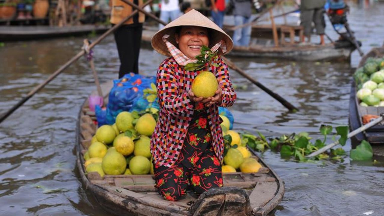 Trò chuyện cùng người dân trên chợ nôi