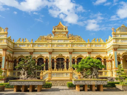 Vĩnh Tràng Pagoda with unique Vietnamese, European and Cambodian architectural styles
