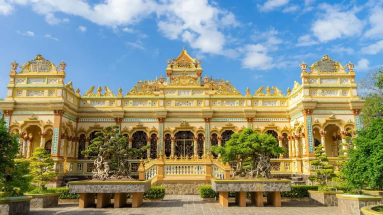 Vĩnh Tràng Pagoda with unique Vietnamese, European and Cambodian architectural styles